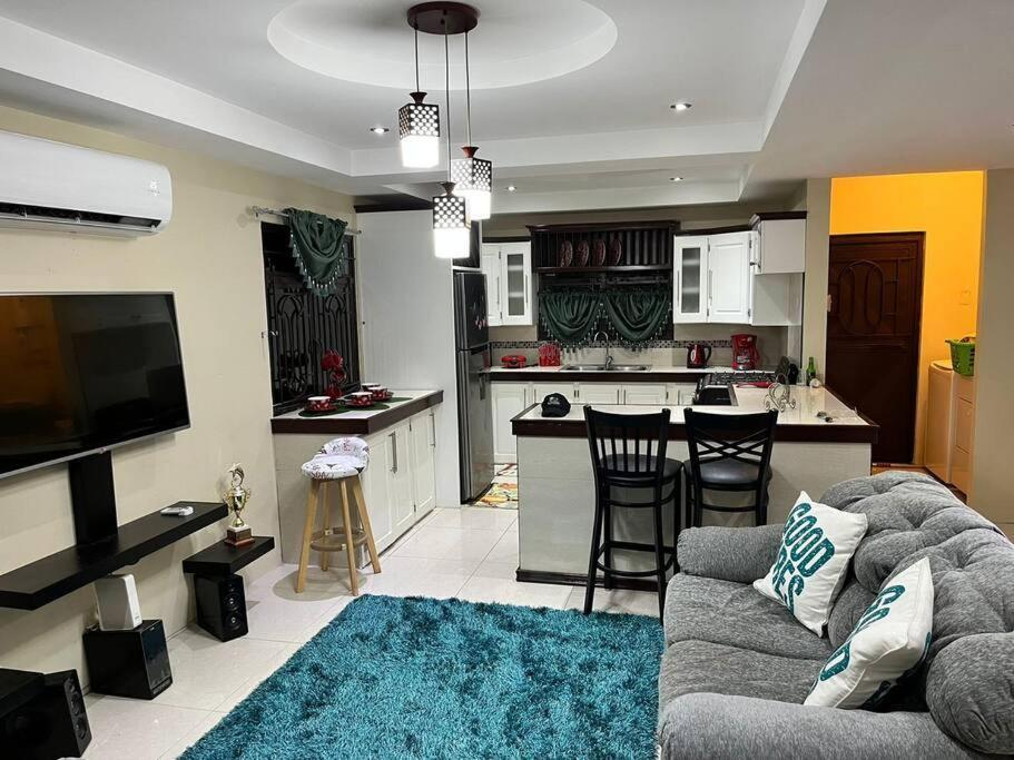 Travelholics Getaways Villa Piarco Exterior photo