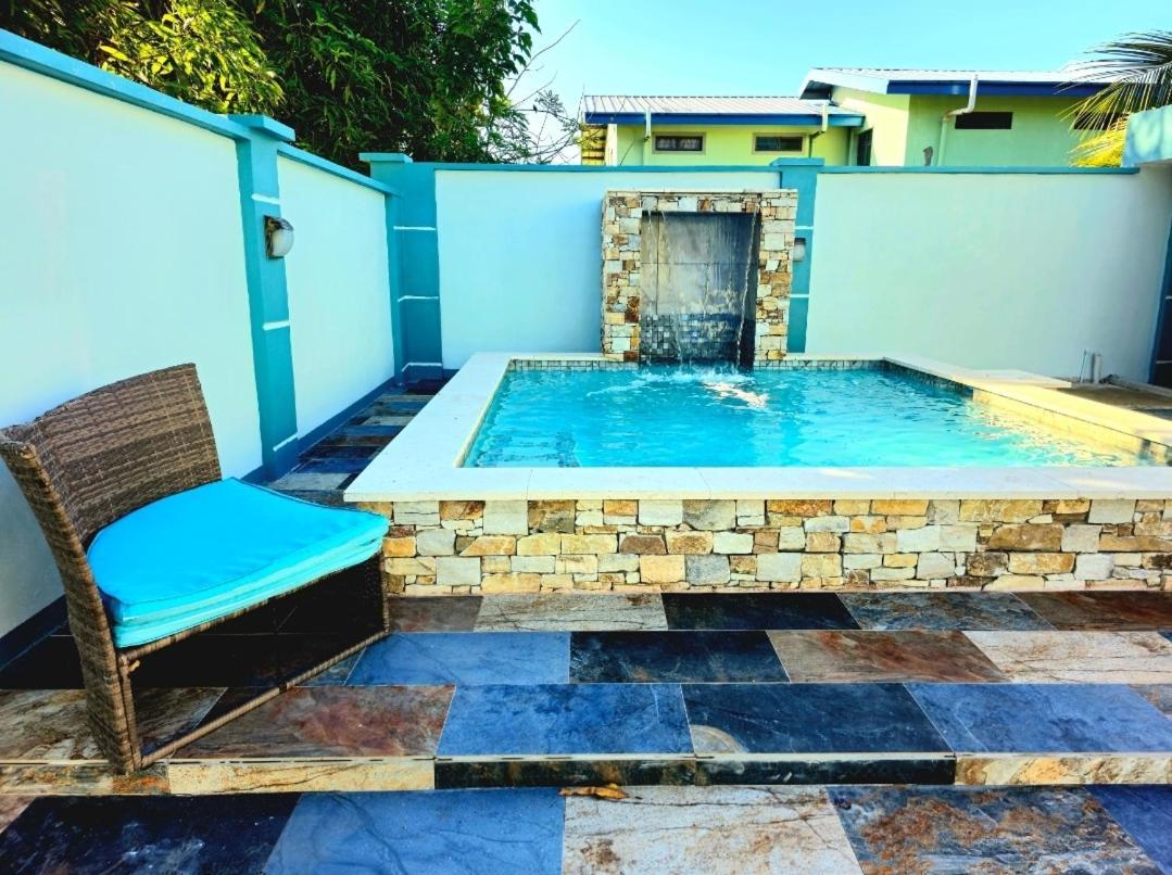 Travelholics Getaways Villa Piarco Room photo